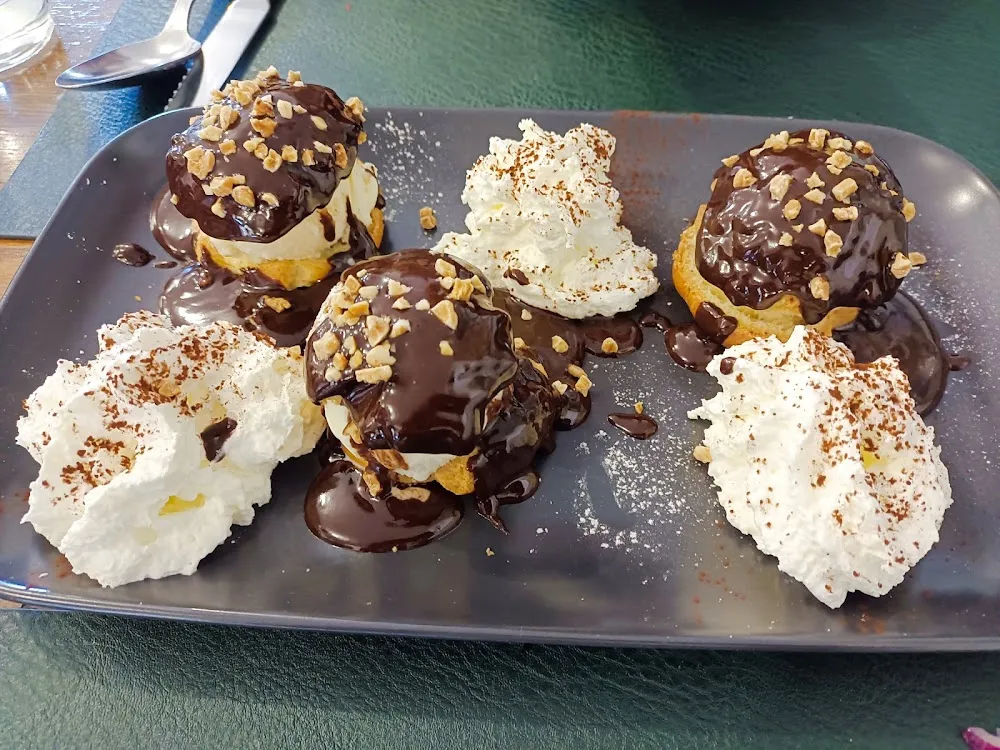 Profiteroles Maison Croustillantes Avec Glace d'une Ferme Locale